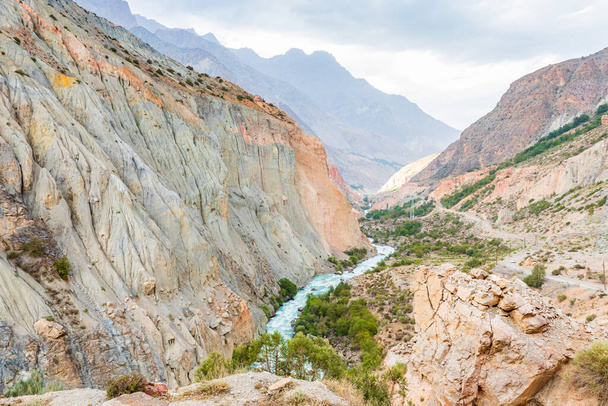 Narvad, provincia de Sughd, Tayikistán. El cañón del río Yaghnob. - Foto, Imagen