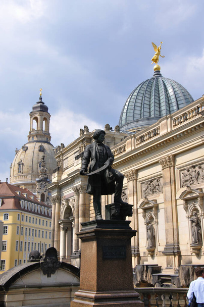 estátua do arquiteto Semper no centro histórico da cidade de Dresden - Foto, Imagem