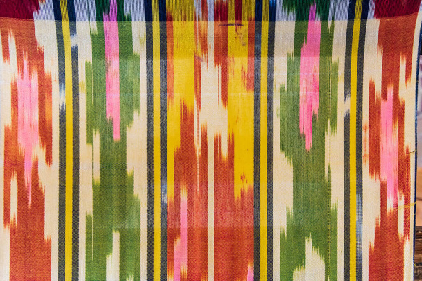 Худжанд, Согдийская область, Таджикистан. Красочная ткань в Арбобском дворце культуры в Худжанде. - Фото, изображение