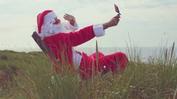  Papai Noel fazendo um telefonema
 - Filmagem, Vídeo