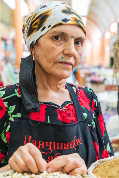 Khujand, provincie Sughd, Tádžikistán. 20. srpna2021. Prodejce na bazaru Panjshanbe v Khujandu. - Fotografie, Obrázek