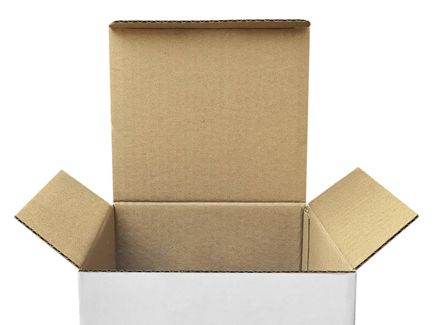 Beyaz arkaplanda izole edilmiş boş karton kutuyu aç - Fotoğraf, Görsel