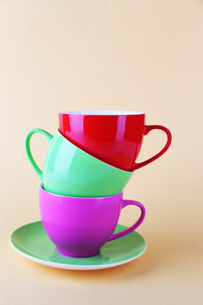Colorful cups on color background - Fotografie, Obrázek