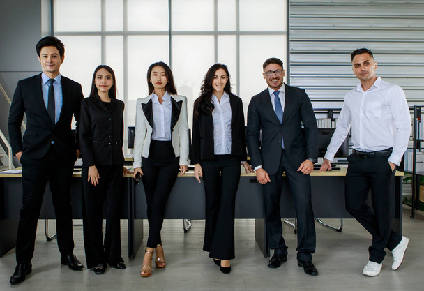 Multikulturális sokszínűség Ázsiai kaukázusi üzletember és üzletasszony kolléga csapat formális üzleti öltöny áll együtt a recepción a vállalati irodában. - Fotó, kép