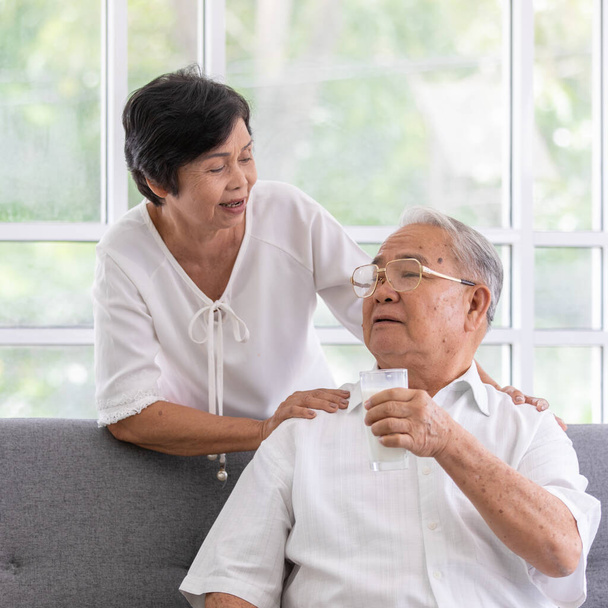 Anziani anziani asiatici amanti uomo e donna in possesso di un bicchiere di latte e bere insieme. Idea per l'assistenza sanitaria agli anziani. - Foto, immagini