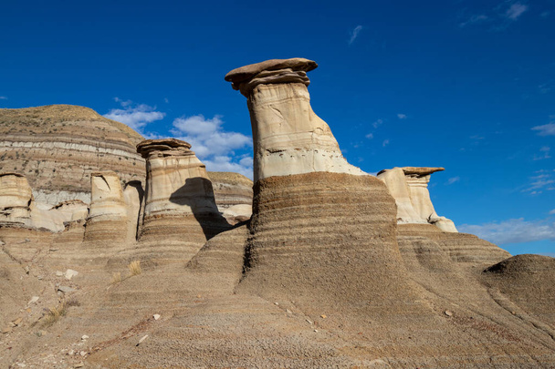 Formazioni rocciose di Hoodoo nelle Badlands in Alberta, Canada - Foto, immagini