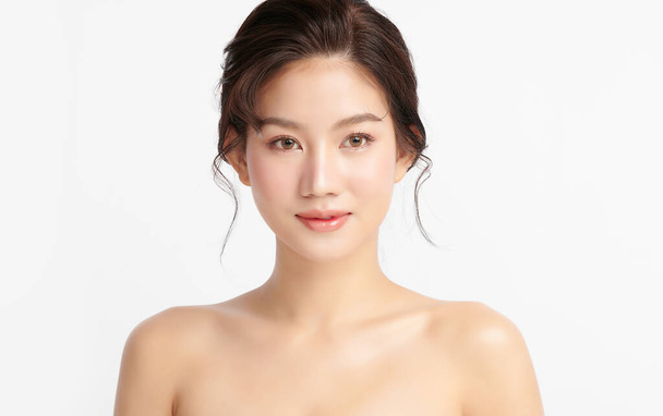 Gyönyörű fiatal ázsiai nő tiszta friss bőr fehér háttér, Arcápolás, Arckezelés, Kozmetológia, szépség és spa, ázsiai nők portré. - Fotó, kép