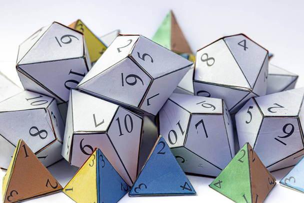 Tetraëder Dobbelstenen en Pentagonale Trapezoëder Dobbelstenen Handgemaakte wiskundige objecten - Foto, afbeelding