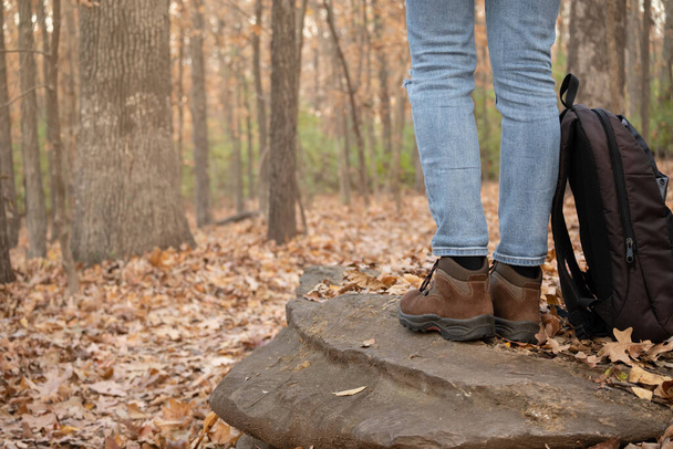 Zbliżenie nóg kobiety w butach turystycznych w lesie, z przestrzenią do kopiowania - Zdjęcie, obraz