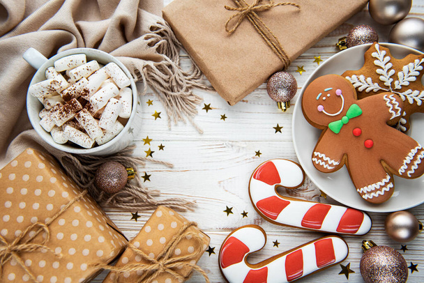 Рождественский фон с подарочной коробкой, какао и пряничным печеньем. Белый деревянный фон.  - Фото, изображение