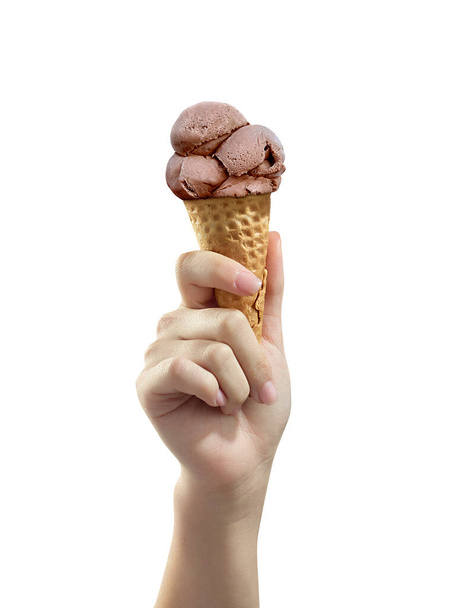 Egy nő kezében csokoládé fagylalt gombóc tölcséren - Fotó, kép