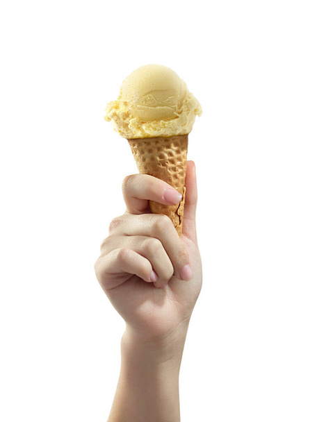 Egy nő kezében vanília fagylalt kanál tölcséren - Fotó, kép