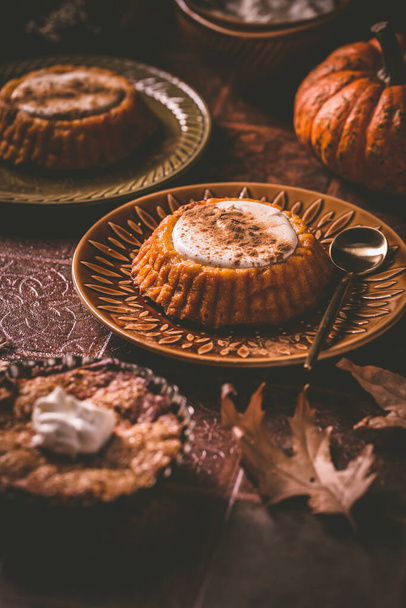 Homemade small pumpkin pies with icing for Thanksgiving - 写真・画像