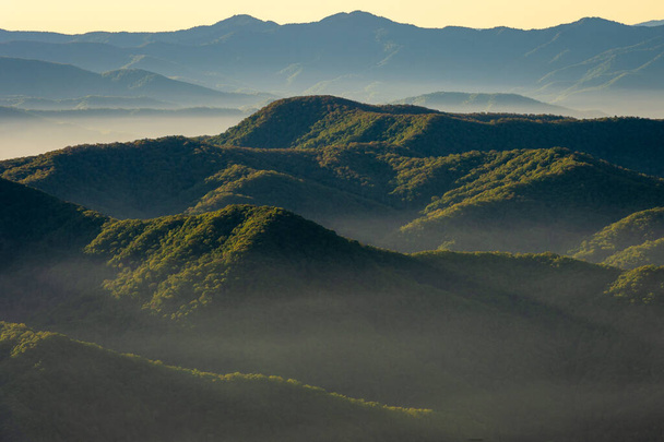 A breathtaking view of Great Smoky Mountains National Park in Tennessee at sunset - 写真・画像