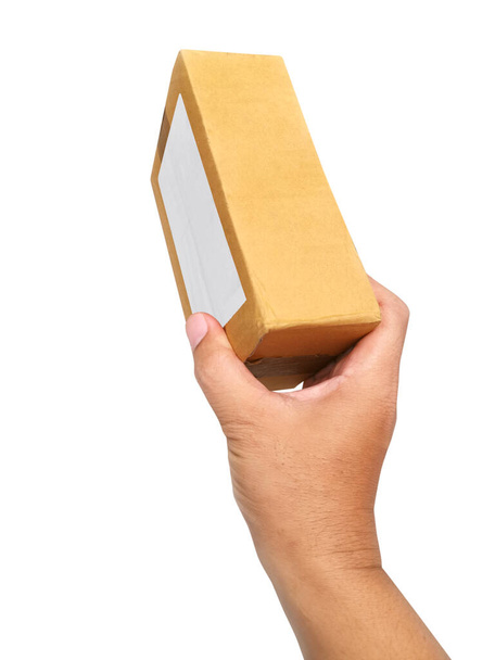 χέρι κρατώντας καφέ χάρτινο κουτί πακέτο απομονωμένο σε λευκό φόντο - Φωτογραφία, εικόνα