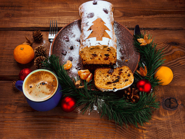 Noel meyveli kek pudra şekerli köknar ağacı süslemesi ve kahve fincanı mandalina kızılcıkları bayram bayramı için ahşap masa düzlüğü. Çalıntı kek somunu kepekli un hamuru fırın tarifi üst görünüm - Fotoğraf, Görsel