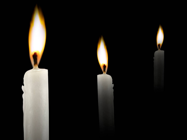 Κερί να καίει λαμπρά κλείστε επάνω σε μαύρο υπόβαθρο - Φωτογραφία, εικόνα
