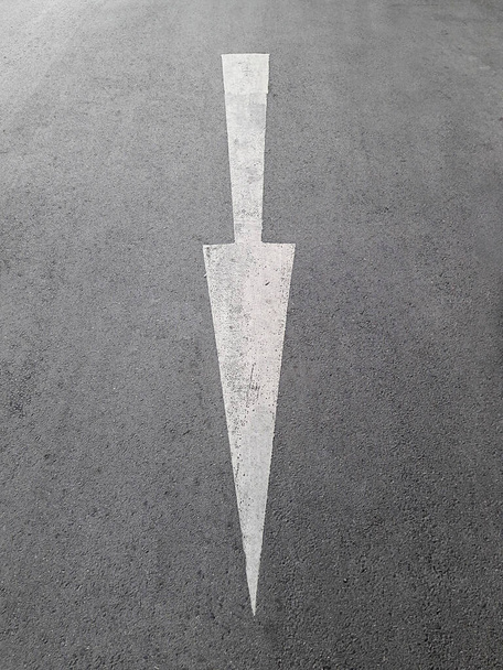 Beyaz ok işareti ile yol - Fotoğraf, Görsel
