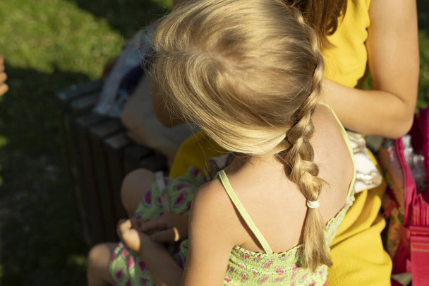 Child in the summer. Preschooler from the back. Children in the summer have a rest in the park. - Foto, immagini