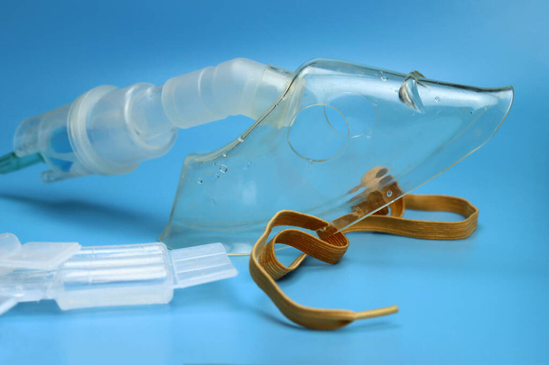 Nebulizer inhalator masker op een blauwe achtergrond - Foto, afbeelding