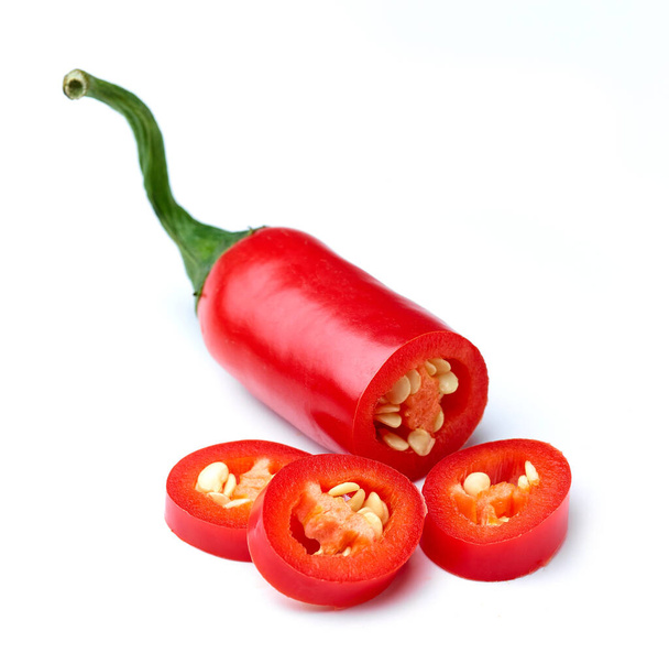 gesneden rode hot chili peper op witte achtergrond geïsoleerd - Foto, afbeelding