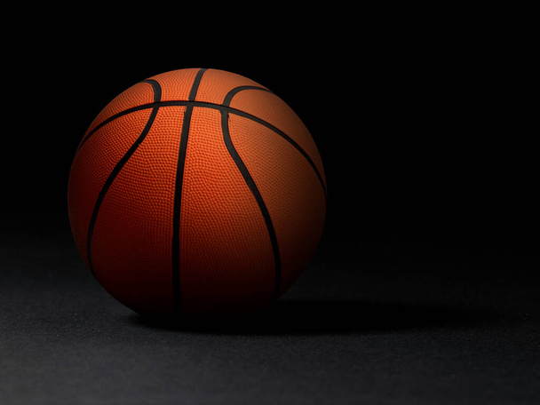  baloncesto sobre fondo negro - Foto, imagen