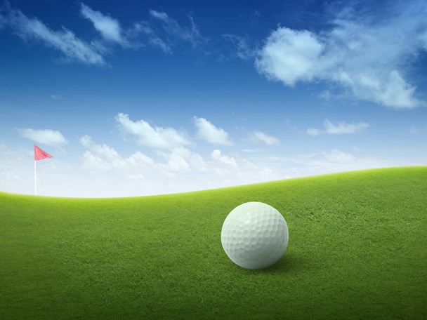 Cerca de la pelota de golf en el campo de hierba verde y la bandera de golf roja en el fairway verde con hermoso cielo azul1 - Foto, imagen