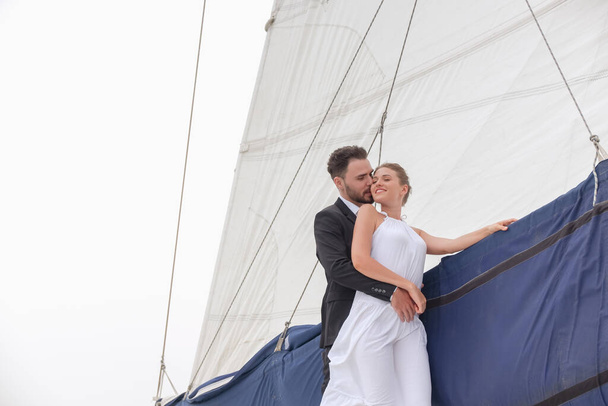 Portré kaukázusi pár szerelmes romantika luxus fehér jacht óceánon - Fotó, kép