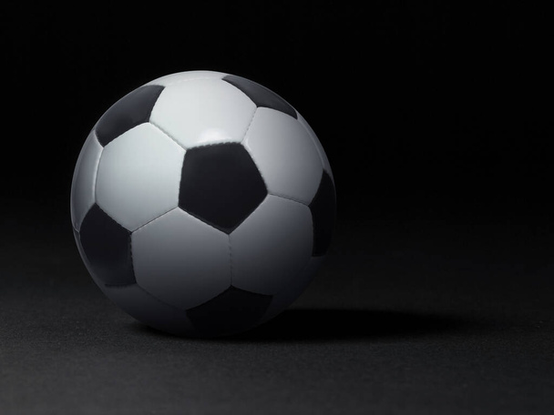 μπάλα ποδοσφαίρου σε μαύρο φόντο - Φωτογραφία, εικόνα