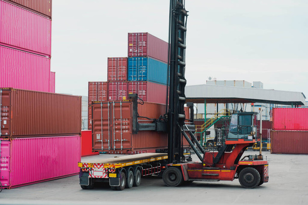 Arbeiten auf dem Containerplatz und das Auto wird angehoben. Frachtcontainer in der Werft - Foto, Bild