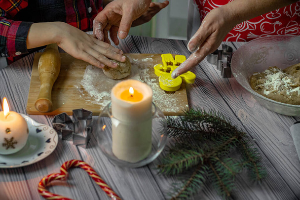 Cucinare pan di zenzero di Natale, cibo per le vacanze, cucina familiare, Natale e Capodanno concetto di tradizioni. - Foto, immagini