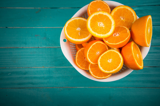 metades de laranja na mesa
 - Foto, Imagem