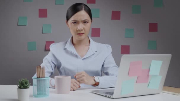 aziatische vrouw gevoel verward werken op een laptop en krassen haar hoofd op home office. - Video