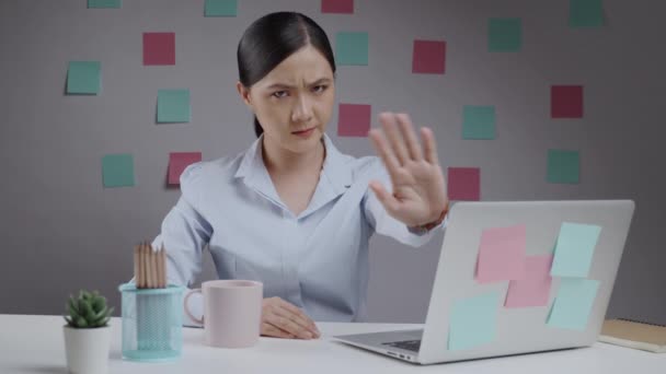 Asiatico donna working su un laptop arrabbiato gridando a casa ufficio e guardando macchina fotografica. - Filmati, video
