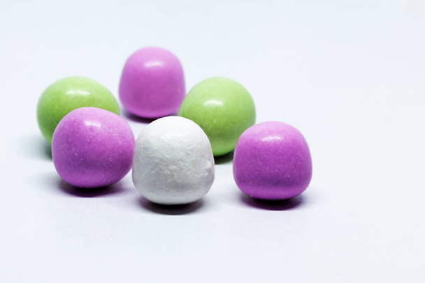 snoep ballen met chocolade en munt coating, peps - Foto, afbeelding