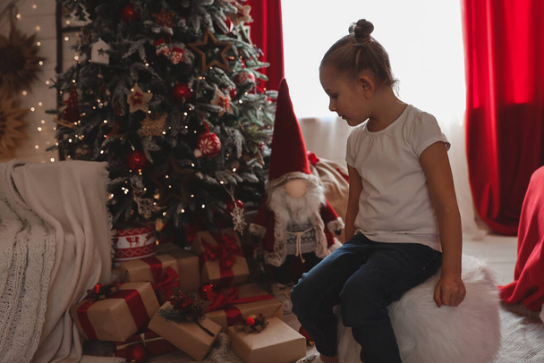 Jolie petite fille décore un arbre de Noël. Joyeux Noël et Nouvel An. - Photo, image