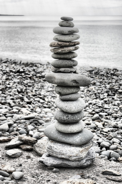 εξισορρόπηση στην κορυφή του κάθε να κάνουν έναν πύργο σε μια παραλία με πέτρες - Φωτογραφία, εικόνα