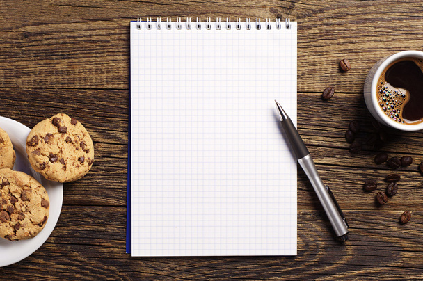 σημειωματάριο και καφέ με μπισκότα - Φωτογραφία, εικόνα