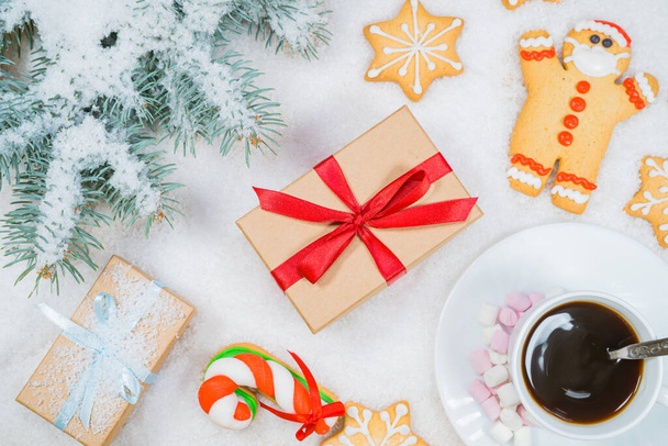 Рождественская композиция Подарок, елки, чашка кофе на снежном фоне. Рождество, зима, новый год. Плоская кладка, вид сверху, копировальное пространство. - Фото, изображение
