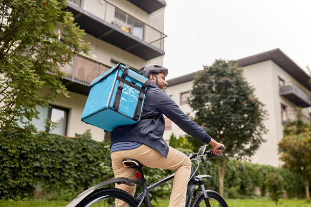 consegna indiano uomo con borsa in sella bicicletta - Foto, immagini