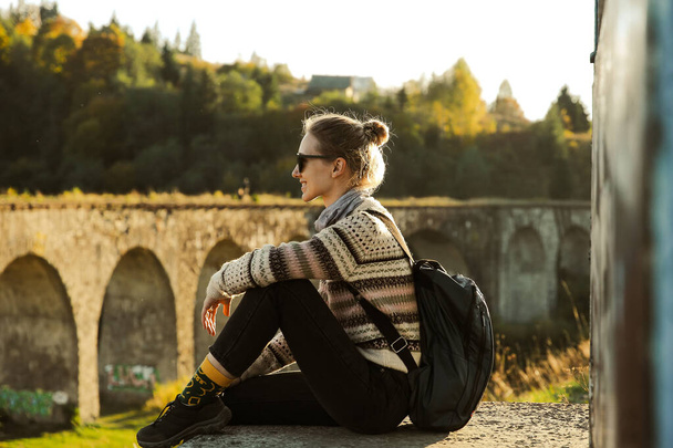 nainen katselee viaduct - Valokuva, kuva