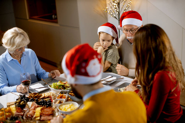 Feliz família multi geração celebrando Ano Novo pela mesa em casa - Foto, Imagem