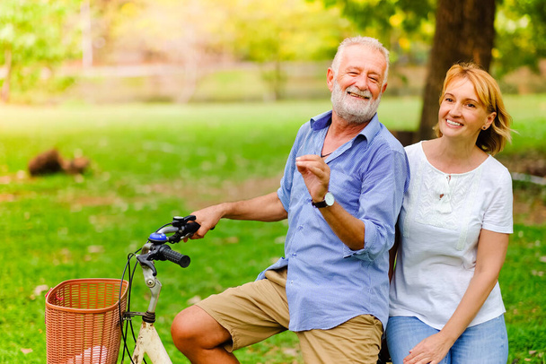Muotokuva valkoihoinen vanhempi nainen ja vanha mies, pari vanhin rakastunut onnellinen puistossa - Valokuva, kuva