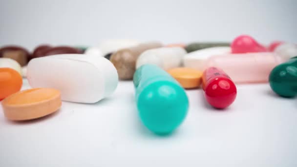 Verzameling van medicinale pillen en tabletten - Video