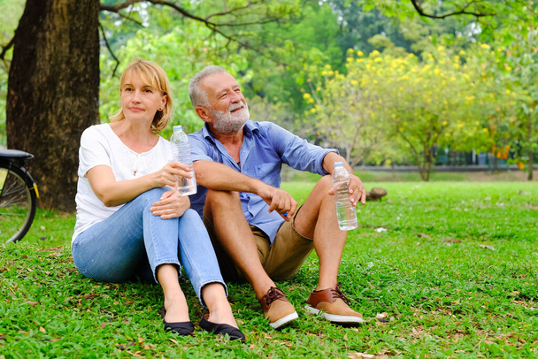 肖像画白人のシニア女性と老人,公園で幸せな愛のカップル長老 - 写真・画像