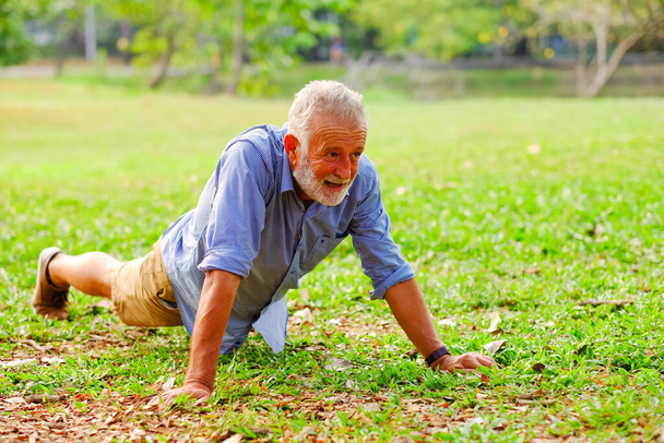 Портрет білий старий робить штовхання в парку
 - Фото, зображення