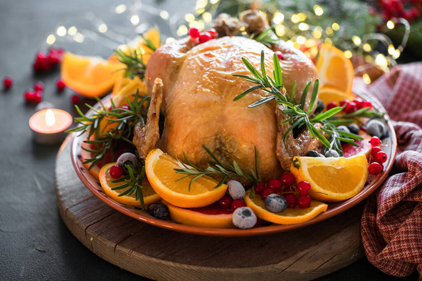 Pollo al horno. La mesa de Navidad se sirve con un pavo, decorado con frutas brillantes. Cena de Navidad. - Foto, imagen