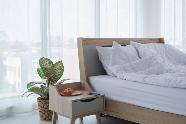 украшение в спальне с подушкой на кровати - Фото, изображение