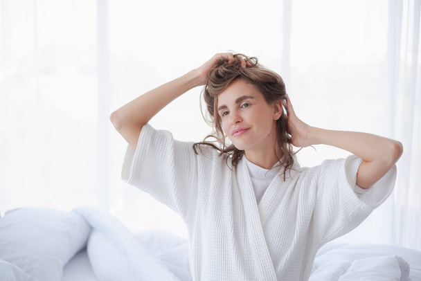 женщина отдыхает время на кровати утром в день отдыха - Фото, изображение