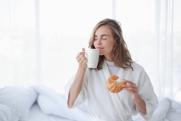 γυναίκα χαλαρώστε το χρόνο στο κρεβάτι το πρωί στην ημέρα ανάπαυσης - Φωτογραφία, εικόνα